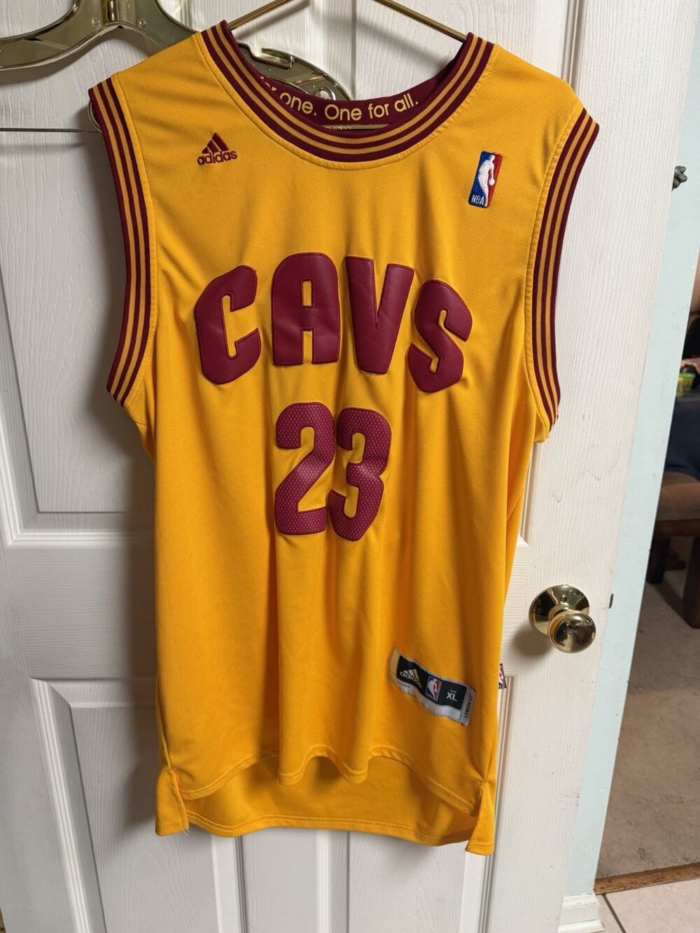 Adidas LeBron James Cleveland Cavaliers Jersey Mens XL NBA Cavs 23 Yellow Gold